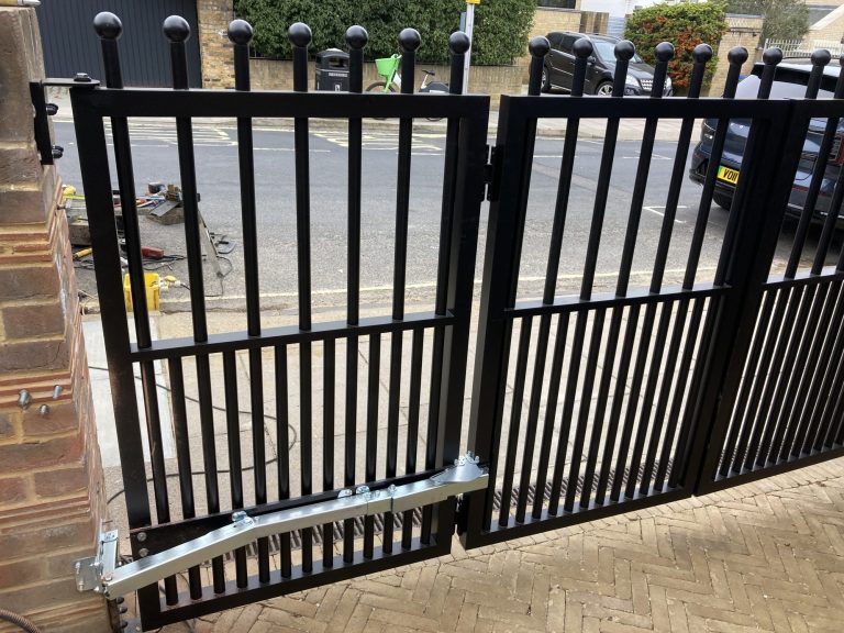 Vertical-bar swing gates, Richmond